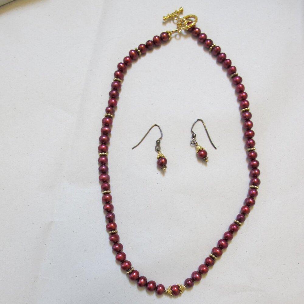 Smithsoniamn Museum of Art cranberry cultured pearl necklace and earrings